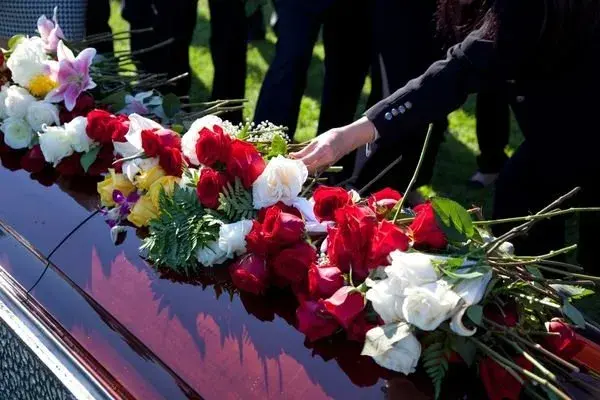 Ile kwiatów na pogrzeb? Sprawdź, aby uniknąć faux pas w tradycji