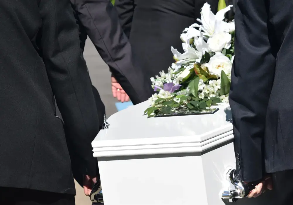 Kto ustala termin pogrzebu i jak uniknąć błędów w organizacji?