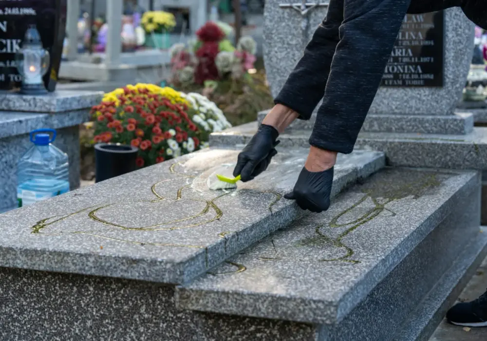 Jak czyścić pomnik? Uniknij błędów! Granit, marmur, lastryko