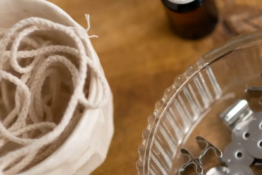 Jak zrobić knot do świec DIY? Prosty przewodnik krok po kroku