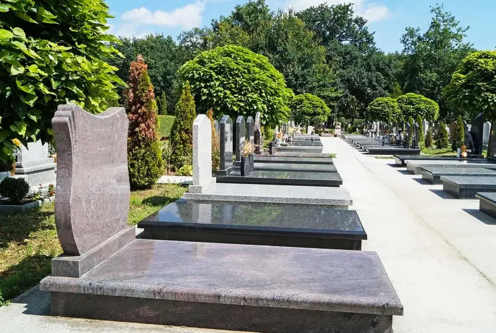 Jak znaleźć zmarłego na cmentarzu Police - łatwe sposoby na lokalizację grobu