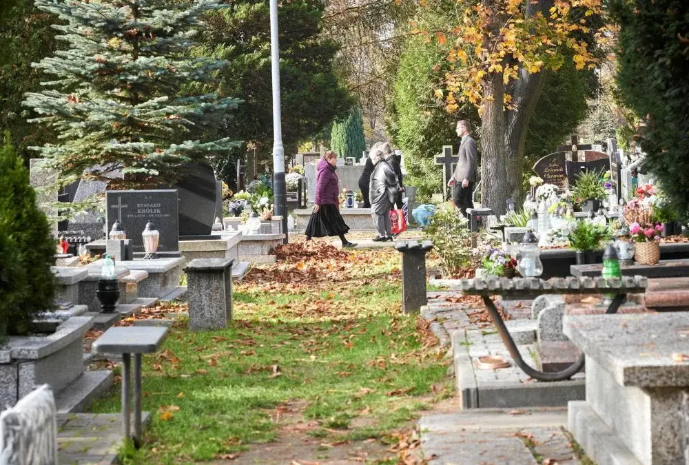 Jak znaleźć zmarłego na cmentarzu w Łodzi - skuteczne metody poszukiwań