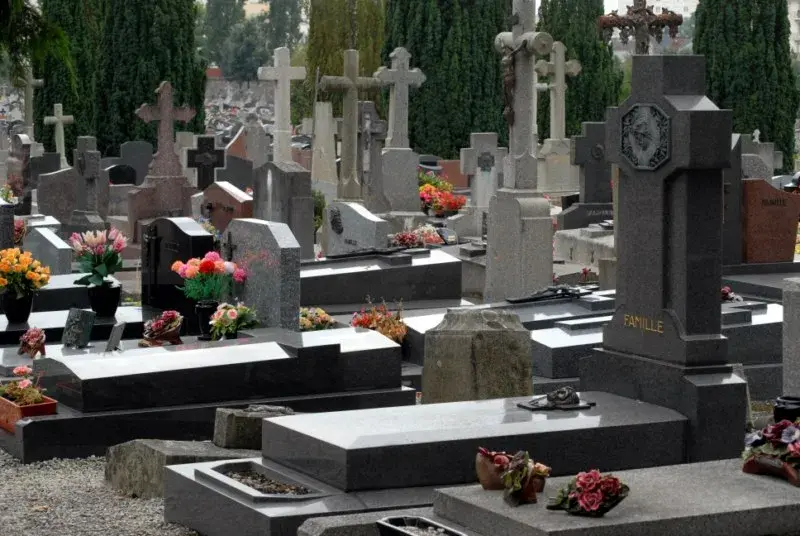 Jak sprzedać miejsce na cmentarzu - poznaj prawne ograniczenia i alternatywy
