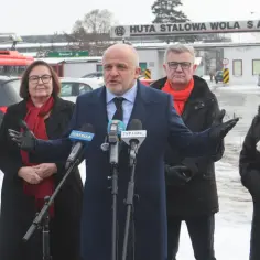 Przemówienie przed Hutą Stalowa Wola S.A. z udziałem polityków i dziennikarzy.