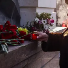 Jak ozdobić pomnik na cmentarzu, by wyrazić pamięć i szacunek