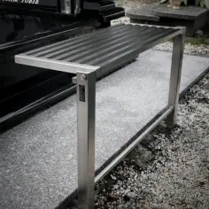 Metalowa ławka na cmentarzu, gotowa do montażu. Jak wkopać ławkę, by służyła latami.