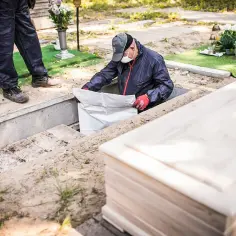 Przeniesienie grobu: ile kosztuje i jak to zrobić?