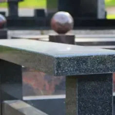 Ile kosztuje montaż ławki na cmentarzu? Sprawdź ukryte opłaty
