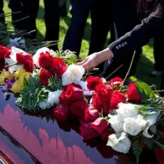 Ile kwiatów na pogrzeb? Sprawdź, aby uniknąć faux pas w tradycji