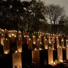 Nocny widok cmentarza w Junikowie, gdzie tysiące zniczy rozświetla nagrobki. Wyszukiwarka cmentarna Junikowo pomaga odnaleźć bliskich.