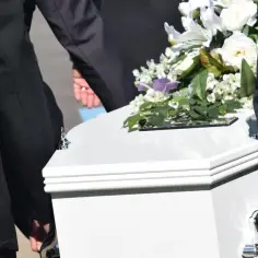 Pogrzeb w sobotę: Możliwy, ale z haczykami? Sprawdź, co musisz wiedzieć
