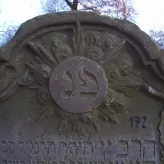 Co oznaczają kamyki na macewach? Odkryj ich głębokie znaczenie