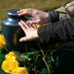 Czy kremacja jest zgodna z wiarą katolicką? Poznaj ważne zasady
