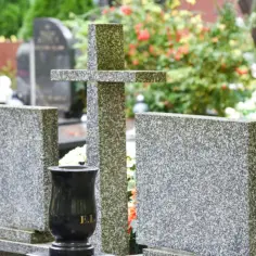 Jak znaleźć osobę na cmentarzu? Proste sposoby na lokalizację grobu