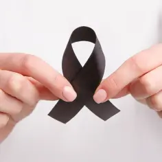 Czarna wstążka: Co naprawdę symbolizuje? Od żałoby po online
