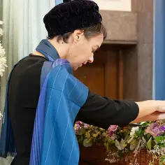 Kto niesie urnę na pogrzebie? Rola bliskich i emocjonalne znaczenie