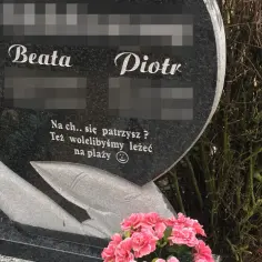 Co napisać na nagrobku? Słowa, które upamiętnią i niosą ukojenie