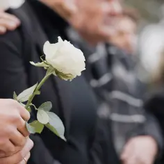Ile trwa pogrzebu? Poznaj czas ceremonii i co warto wiedzieć