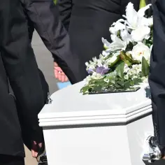 Kto ustala termin pogrzebu i jak uniknąć błędów w organizacji?