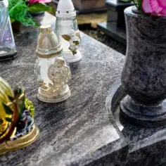 Czym przykleić wazon do pomnika, aby uniknąć kradzieży i uszkodzeń