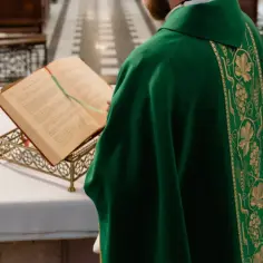 Ile ksiądz bierze za pogrzeb? Zaskakujące różnice w opłatach