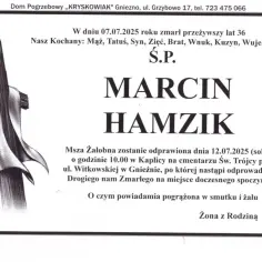 Czarno-biały rysunek krzyża z draperią i nekrologiem Marcina Hamzika.