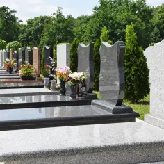 Alternatywy dla pomnika na cmentarzu – piękne i tanie rozwiązania