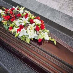 Jak wygląda pogrzeb w Polsce? Krok po kroku: etykieta i rodzaje