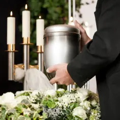 Ile urn można pochować? Co mówią przepisy i cmentarze?