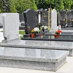 Cmentarz Batowice: wyszukiwarka grobów. Rzędy nagrobków, kwiaty na grobach.