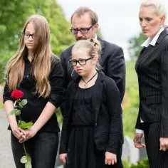 Kto powinien być na pogrzebie? Poznaj ważne zasady i zwyczaje