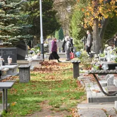 Jak znaleźć zmarłego na cmentarzu w Łodzi - skuteczne metody poszukiwań