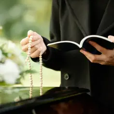 Jak napisać intencję za zmarłego w dniu pogrzebu z szacunkiem