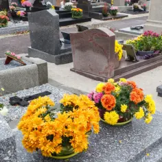 Ile kosztuje piwnicą na cmentarzu? Ceny, które mogą zaskoczyć