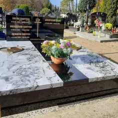 Ile kosztuje płyta nagrobna? Czynniki, ceny, jak nie przepłacić