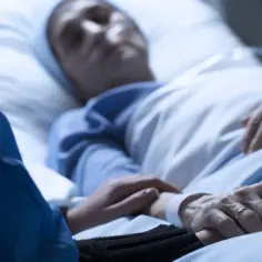 Jak długo trwa grzechotka śmierci i co oznacza dla bliskich?