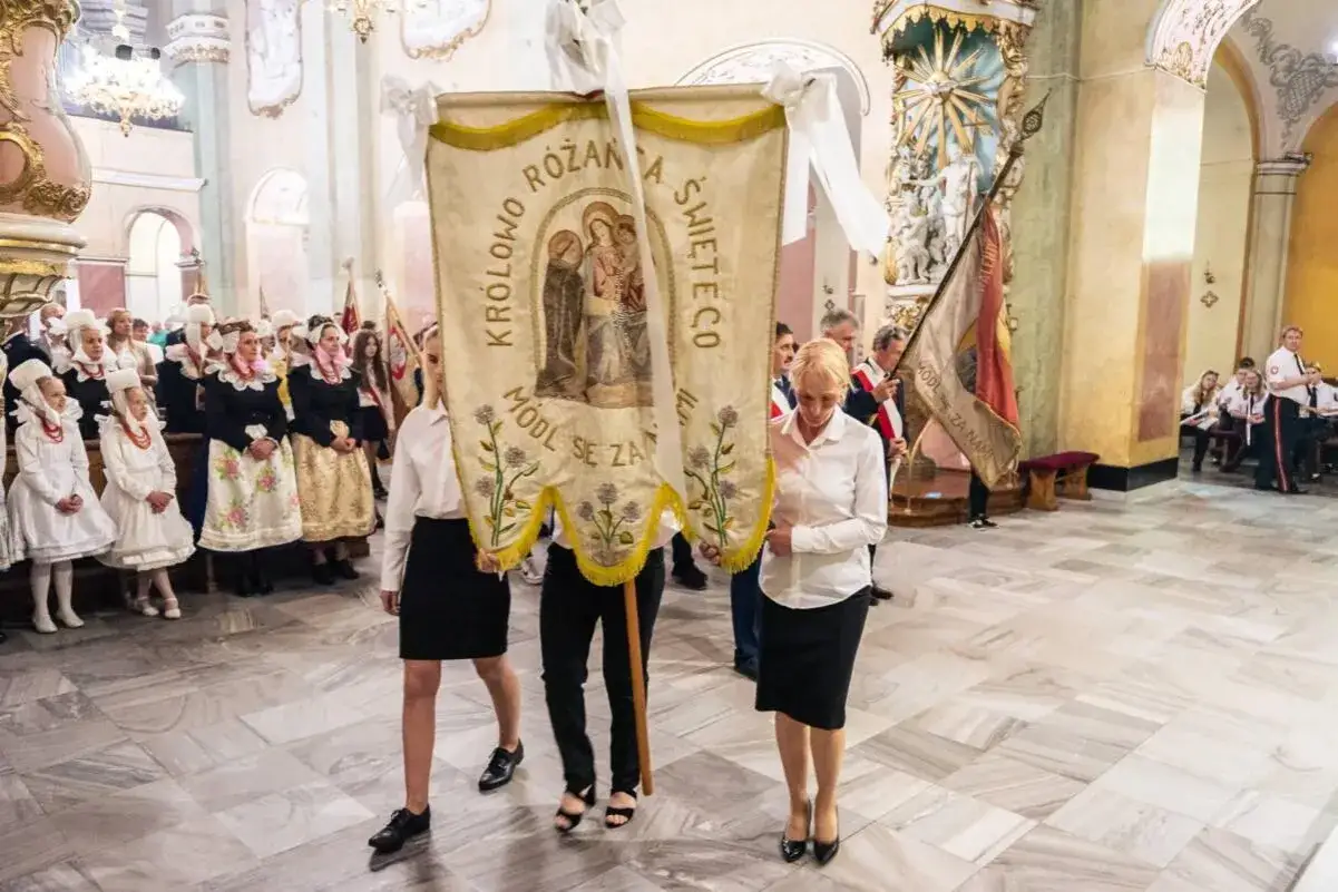 Koperta pieniądze kościół poświęcenie pomnika