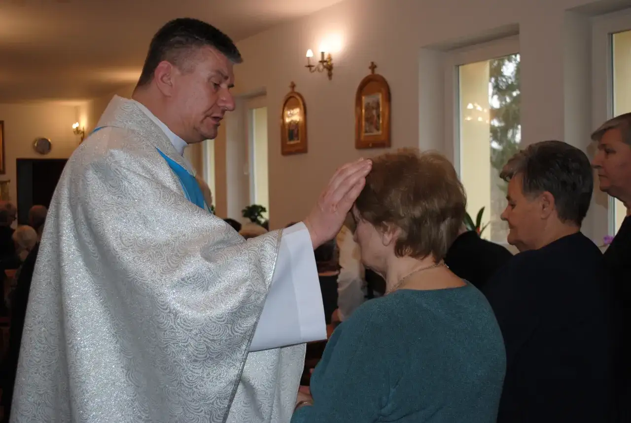 Ksiądz udzielający sakramentu namaszczenia chorych bez opłat