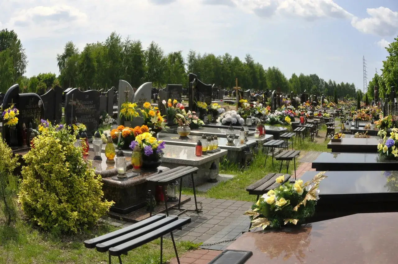 rodzaje grobów cmentarnych porównanie