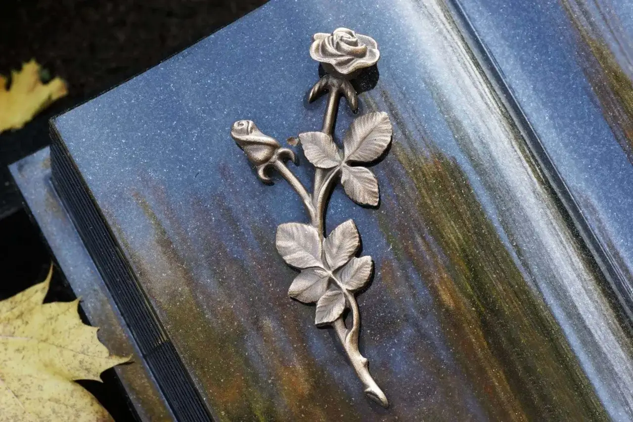 Dopasowanie galanterii do pomnika styl