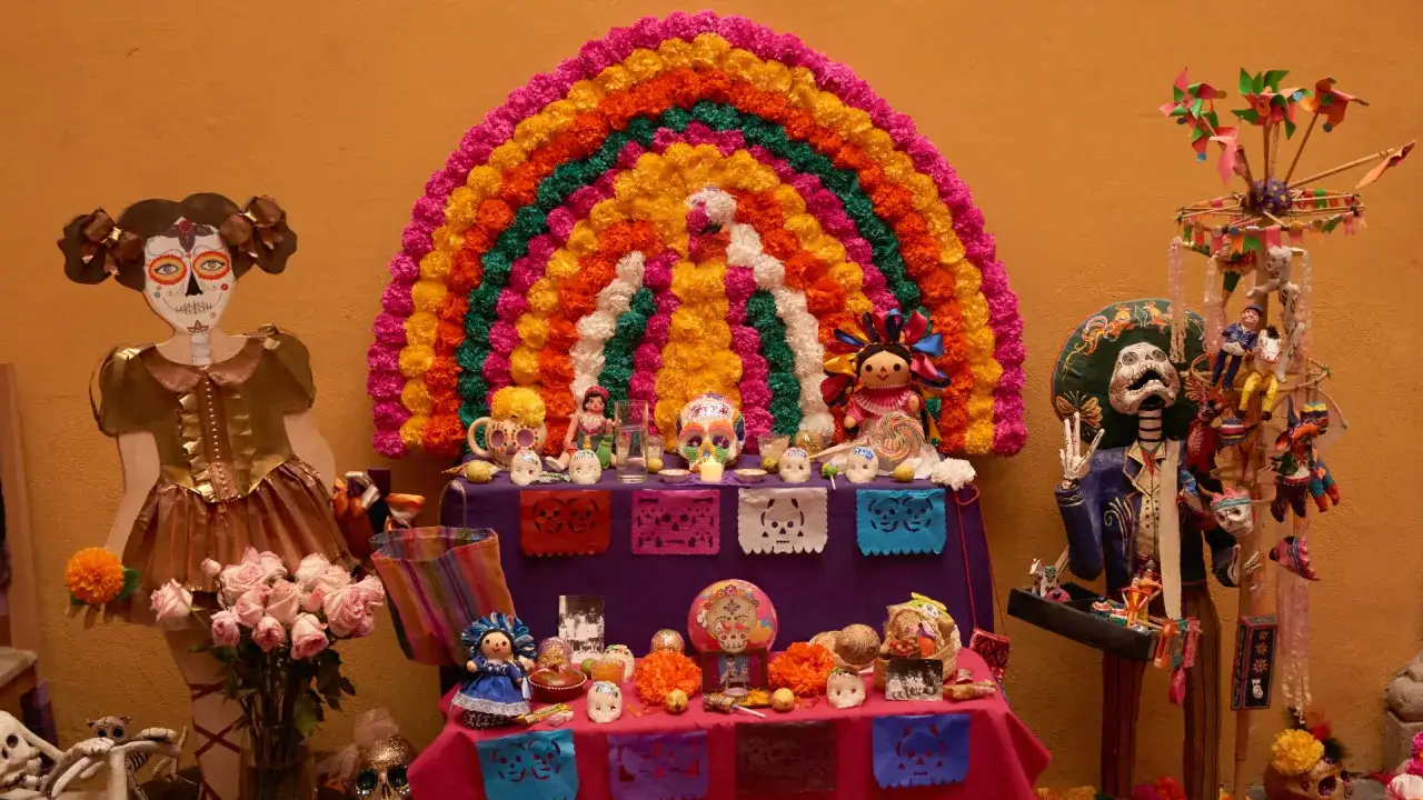 Día de los Muertos w Meksyku, kolorowe dekoracje i ołtarzyki