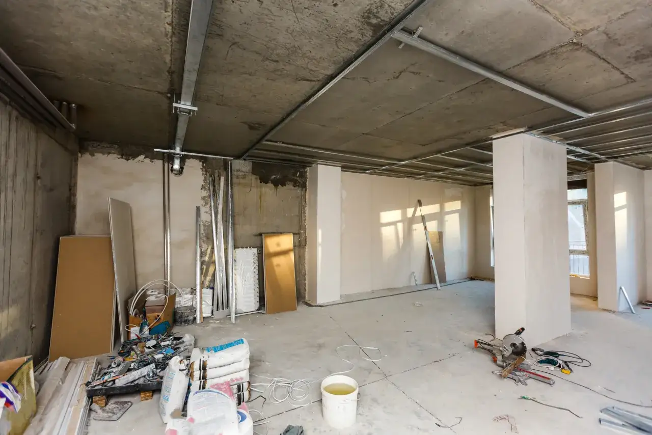 Remont wnętrza, materiały budowlane i narzędzia. Zastanawiasz się, ile kosztuje piwnica?