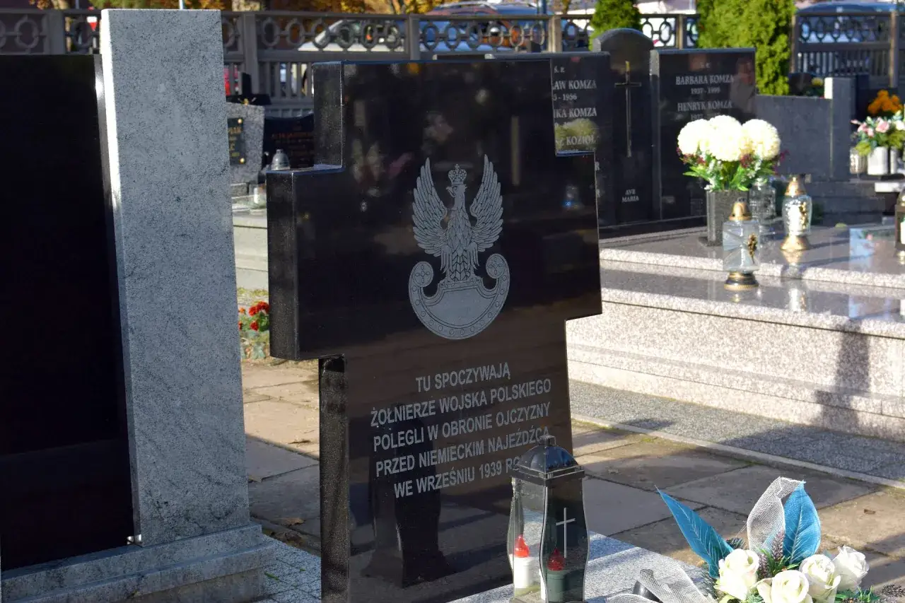 nagrobek z wygrawerowanym napisem
