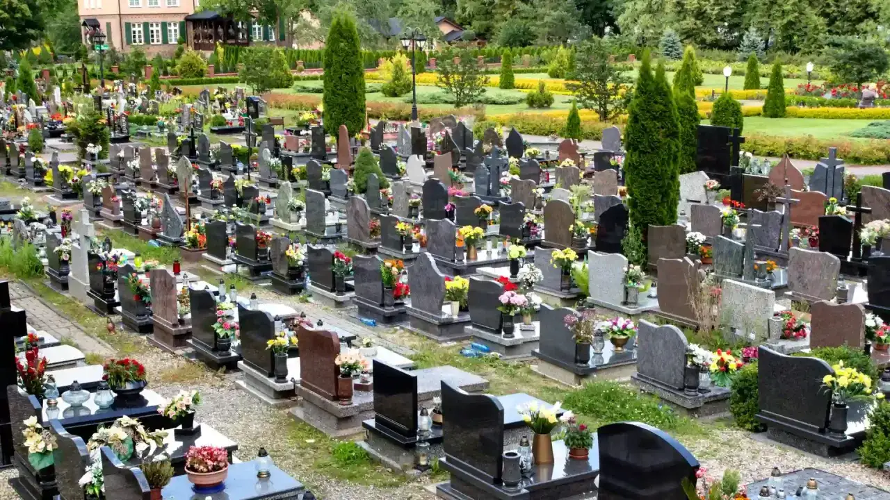 Zdjęcie Jak sprzedać miejsce na cmentarzu - poznaj prawne ograniczenia i alternatywy
