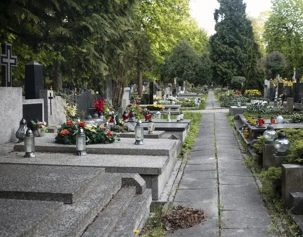 Zdjęcie Jakie wkłady do zniczy na lato, aby uniknąć topnienia w upale?
