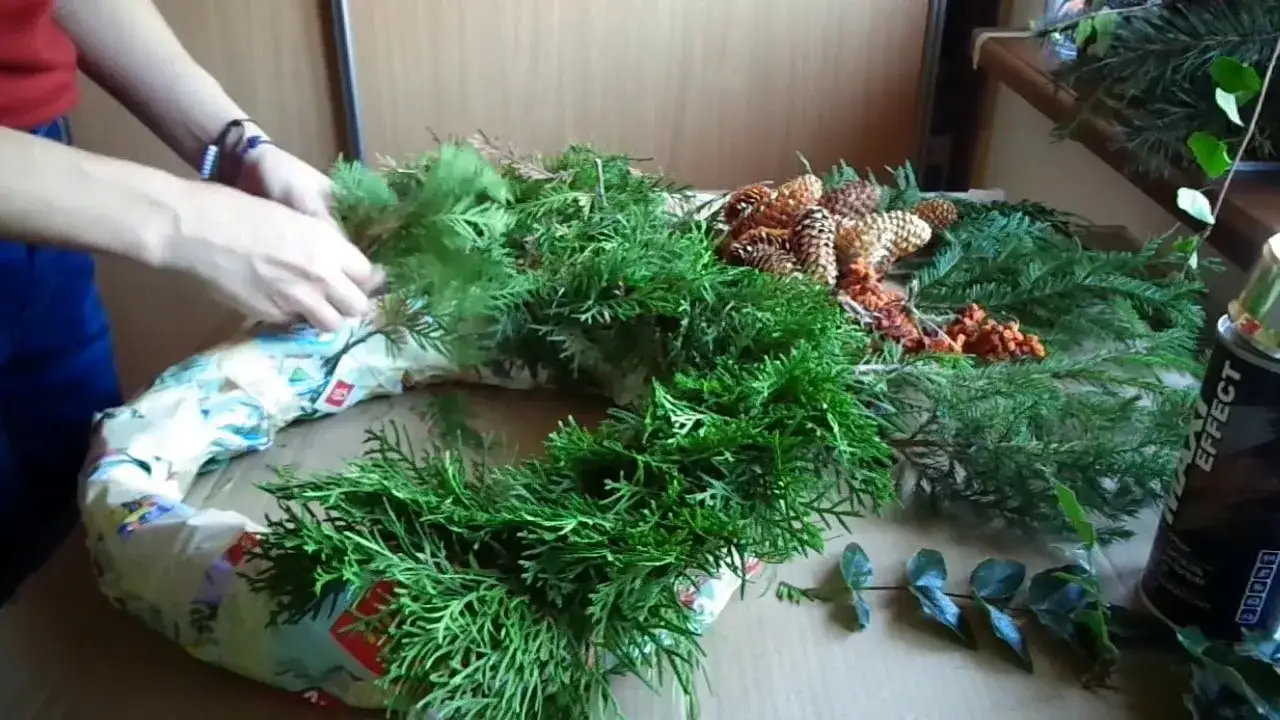 Zdjęcie Jak zrobić wianek na cmentarz, aby uczcić pamięć bliskich?