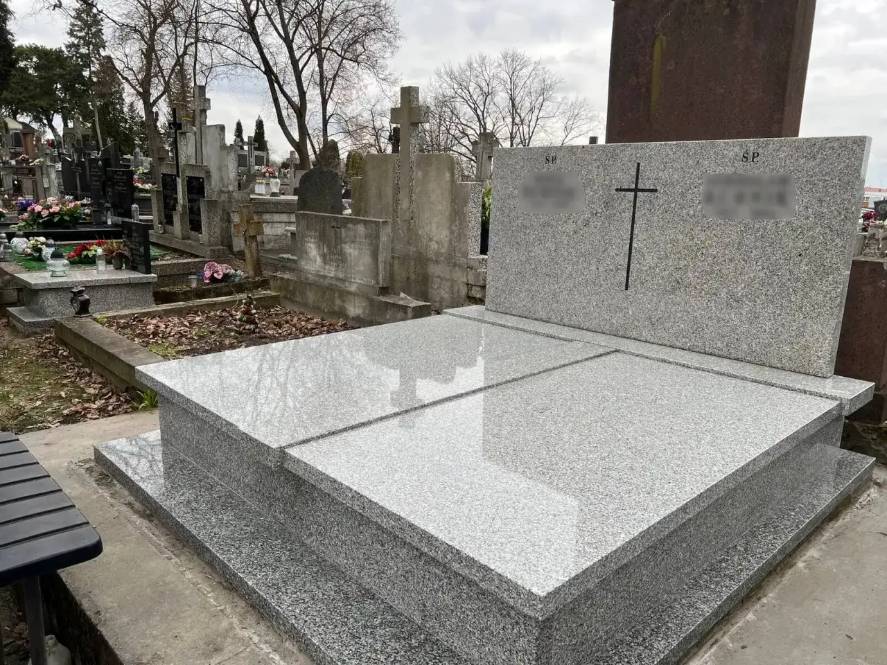 Podwójny pomnik granitowy