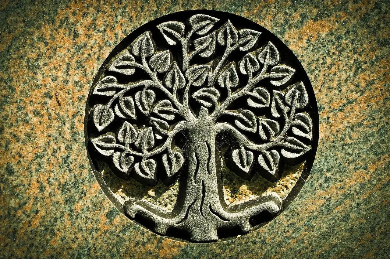 Kamienna płaskorzeźba drzewa życia na nagrobku. Symbolizuje wieczność i pamięć o tym, kto jest właścicielem grobu.
