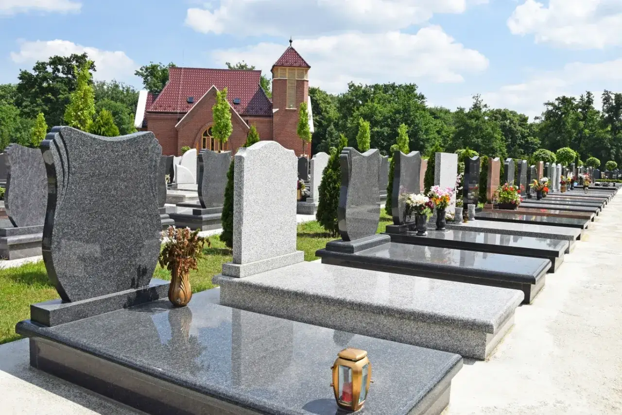 Kalkulator kosztów z symbolami pieniędzy i nagrobka