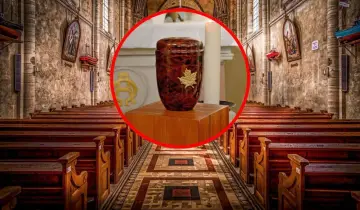 W kościele katolickim dopuszcza się kremację. Urna z prochami na tle ławek.